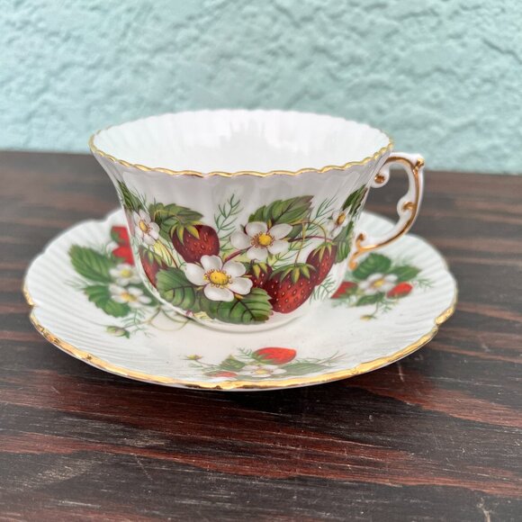 HAMMERSLEY & CO “Strawberry Ripe” Pattern Fine Bone China Gold Trim - Picture 1 of 7